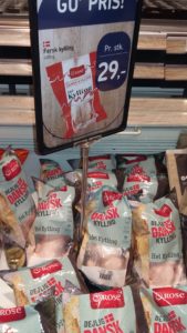 Pollos envasados en un supermercado de Dinamarca