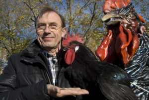 Vilafranca del Penedès. Fira del Gall. Amadeu Francesch Vidal, Bioleg i genetista amb un gall negre del Penedès i llavors de raim. 17-12-2011. foto: Carles Castro