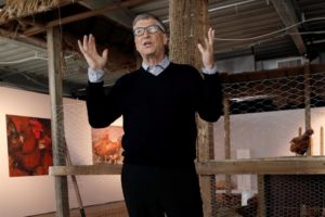 Bill Gates con un gallinero detrás en el edificio del WOrld Trade Center dónde anunció su iniciativa. Foto gentileza de REUTERS/Mike Segar