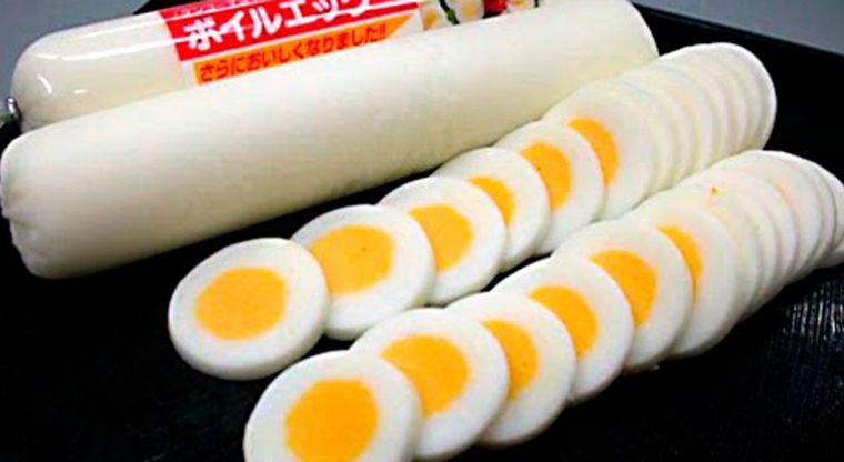 Vistos de éste modo, parece imposible que sean huevos, pero, en realidad, son puestos por gallinas de forma tradicional, y toda su modificación se lleva a cabo mediante un proceso mecanizado. 