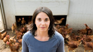 Martina MArcet, propietaria de la granja Cal Roio junto con su padre y su hermano. Foto de Gemma Miralda (La Vanguardia)