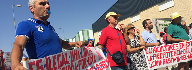 Cunicultores manifestándose en la puerta de la empresa Grupo Hermi (foto: http://www.upa.es/)