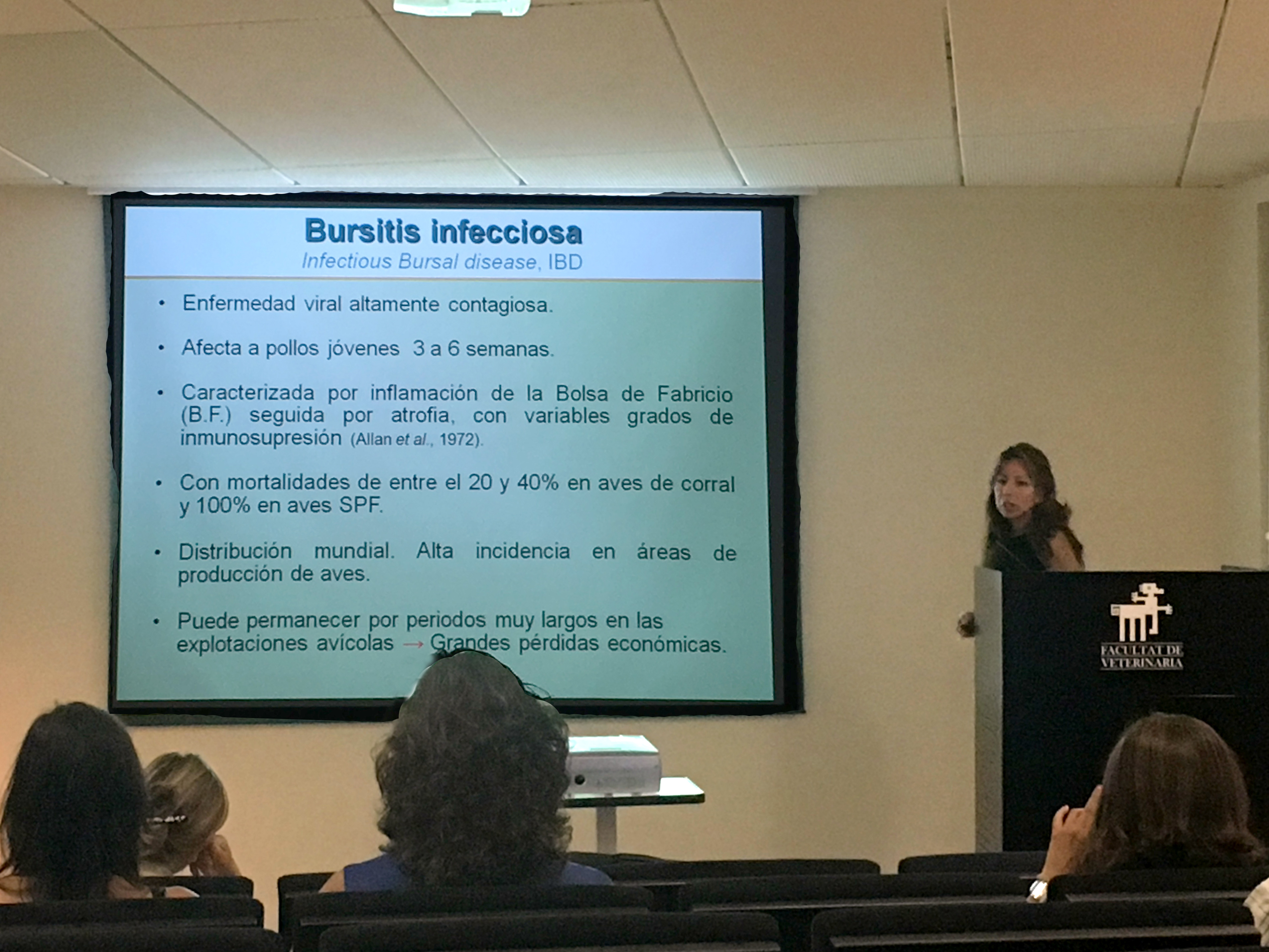 Jennifer S. Toskano en un momento de la presentación de su tesis en la facultad de veterinaria de la UAB