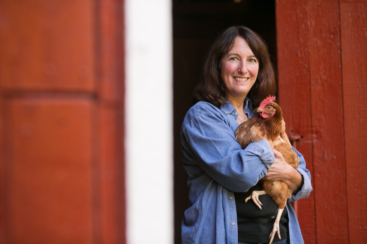 Betsy Babcock en su granja. Foto de Connor Harrigan