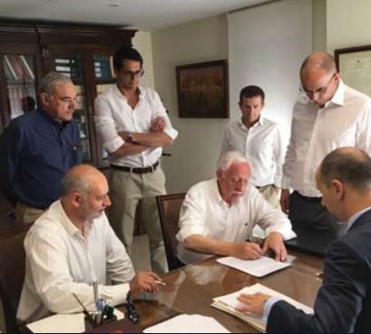 Carlos Moreno, Director financiero de Veravic y José Antonio Dos Santos, Presidente del grupo Valouro, firmando el acuerdo.