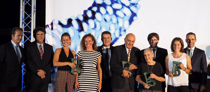 Los premiados con el galardón "banyolí de l'any", junto al persidente de la Generalitat, Carles Puigdemont
