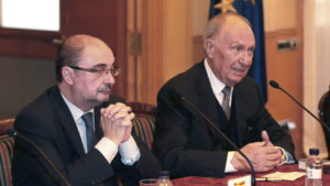 El presidente del Gobierno de Aragón, Javier Lambán, y el de BonÁrea, Jaume Alsina, firman el convenio.Javier Cebollada