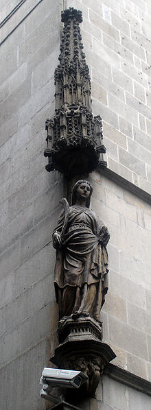 Imagen del s. XVI en la fachada antigua de la Casa de la Ciutat de Barcelona.