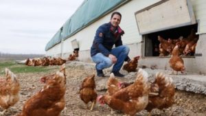 El gerente de Cañada Soriana, Jesús Ciria, junto a sus gallinas - ICAL