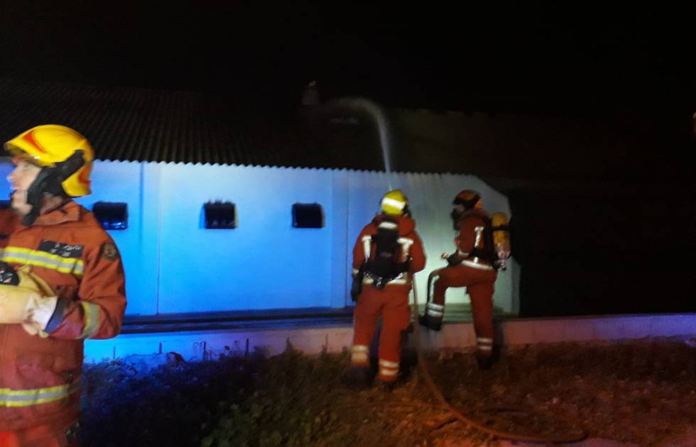 Efectivos de los bomberos en la nave de pollos incendiada en Picassent, Valencia (CPBV Europa Press)
